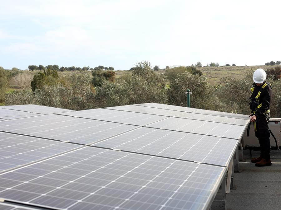 Solarteur bei PV-Anlage auf Gewerbedach