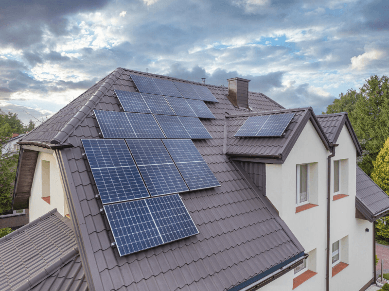 Instalacja PV SolarEdge na dachu domu jednorodzinnego. 