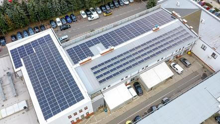 Instalacja PV SolarEdge na dachu salonu samochodowego